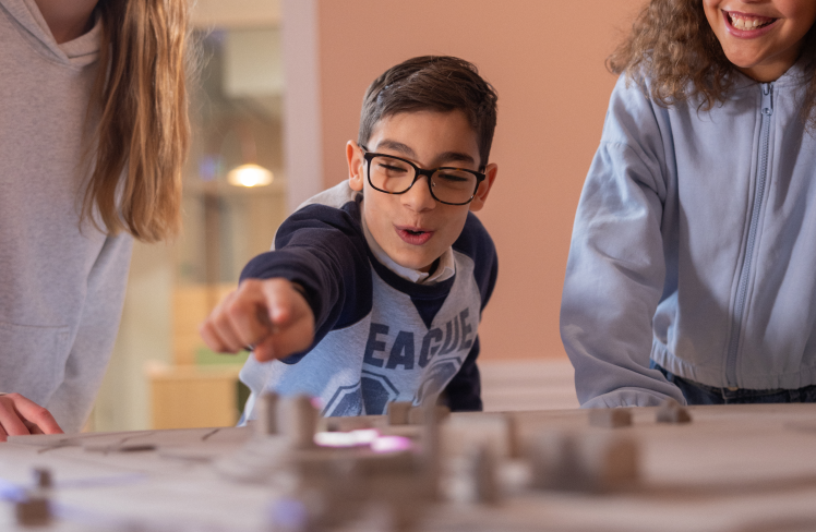 Barn som spelar tillsammans i museet