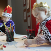 Program familjevisning queens 180x180.png